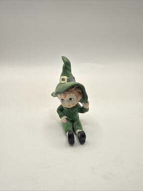 Lefton Green Sitting Elf Gnome Pixie Figurine Pointed Hat Black Shoes Fantasy *